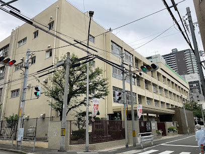 小学校　大阪市立高津小学校（小学校）まで438m