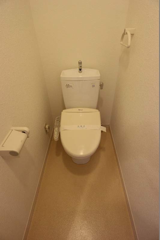 トイレ　温水洗浄便座付きのトイレです。
