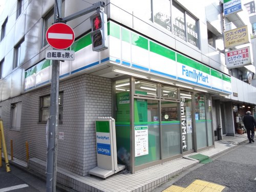 コンビニ　ファミリーマート西麻布三丁目店（コンビニ）まで161m