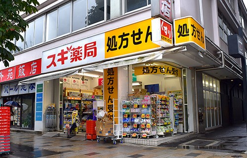 ドラックストア　スギ薬局南青山店（ドラッグストア）まで460m