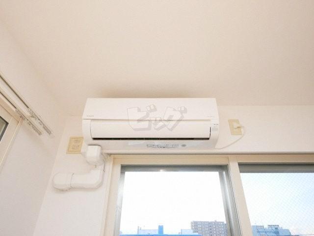 その他設備　夏もカラッと快適♪エアコン付きです！
