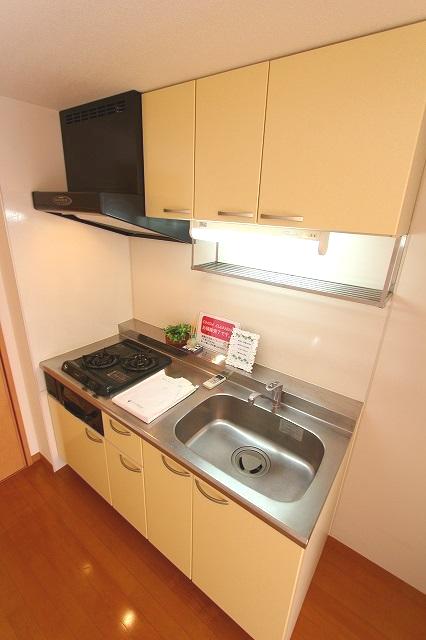 キッチン　写真は同タイプ103号室のものです。