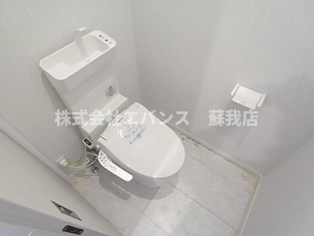 トイレ　落ち着いた色調のトイレです
