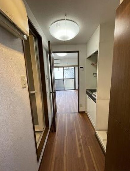 都営三田線 芝公園駅 徒歩4分 8階建 築28年の玄関写真