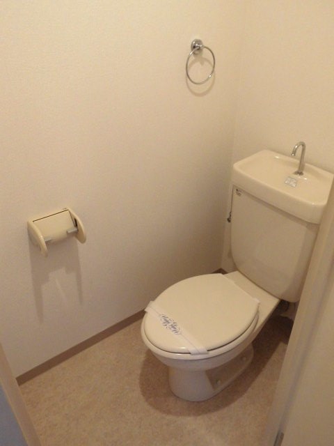 地下鉄東西線 石田駅 徒歩5分 4階建 築30年のトイレ写真