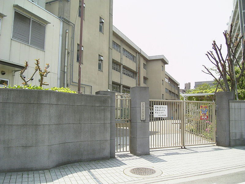 【八尾市本町のマンションの小学校】