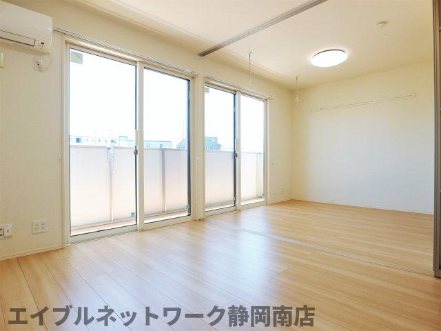 その他　こちらの居間で趣味の時間をお楽しみください