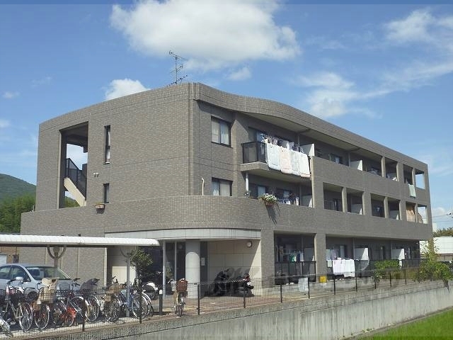 生駒市小瀬町のマンションの建物外観