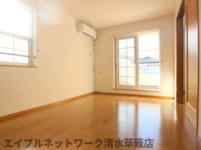 居室・リビング　こちらの居間で趣味の時間をお楽しみください