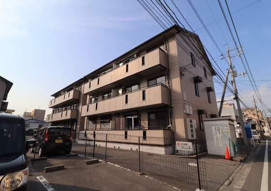 【岡山市北区京橋南町のアパートの建物外観】