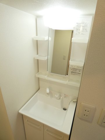 洗面設備　便利なシャワー付き洗面台完備。