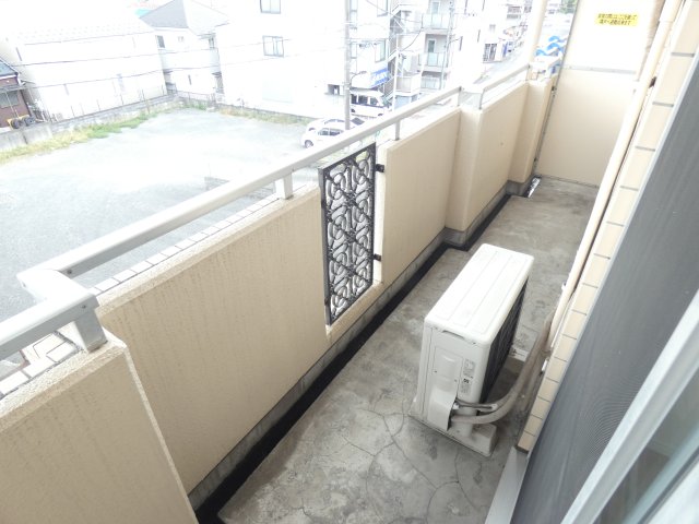 バルコニー　南東向きで日当たりもバッチリ。