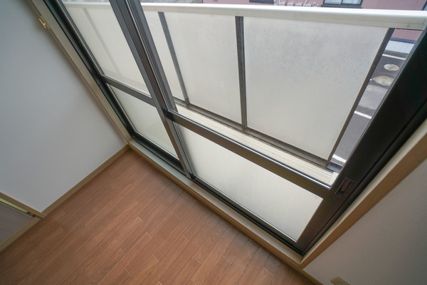 バルコニー　同じ敷地内の別の部屋