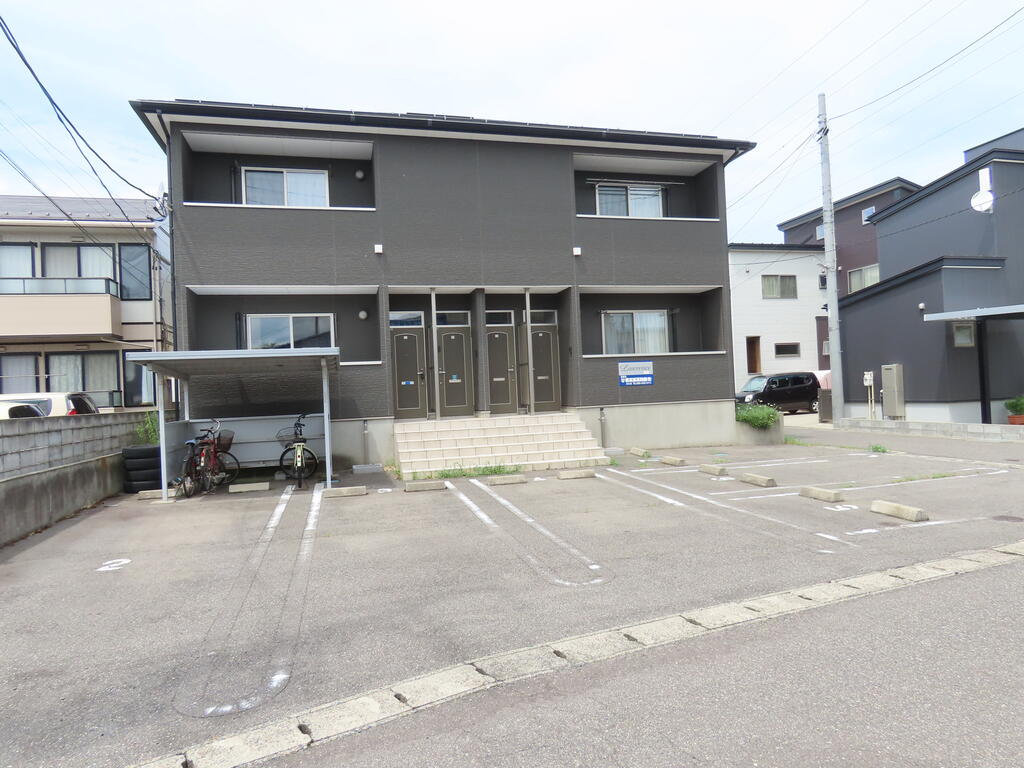建物外観　玄関の前に駐車場があります