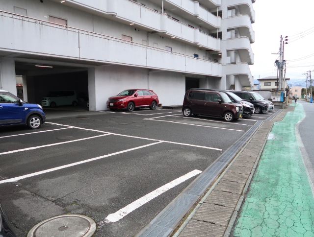 【山形市桜田東のマンションの駐車場】