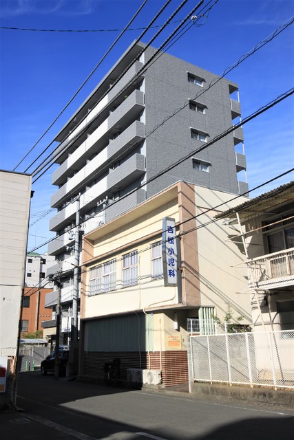 【松山市中一万町のマンションの建物外観】