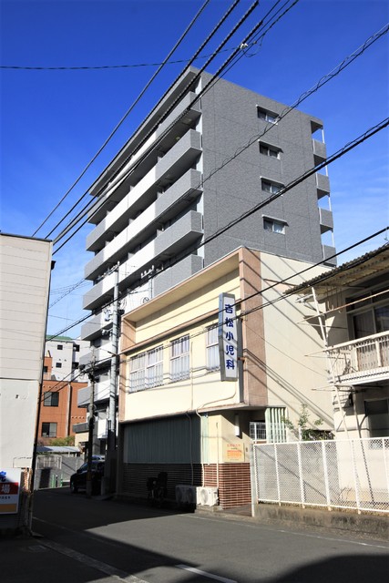 【松山市中一万町のマンションの建物外観】