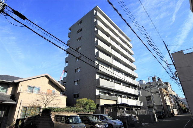 【松山市中一万町のマンションの建物外観】