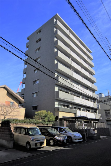 【松山市中一万町のマンションの建物外観】