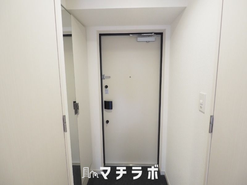 【名古屋市西区花の木のマンションの玄関】