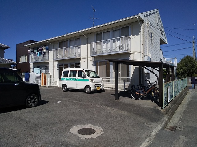 松山市余戸東のアパートの建物外観