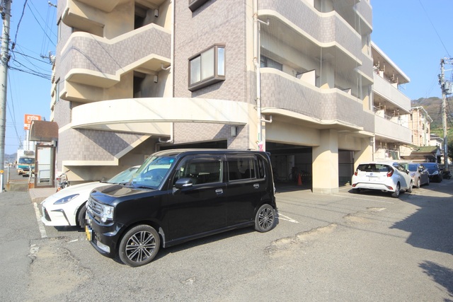 【松山市山越のマンションの駐車場】