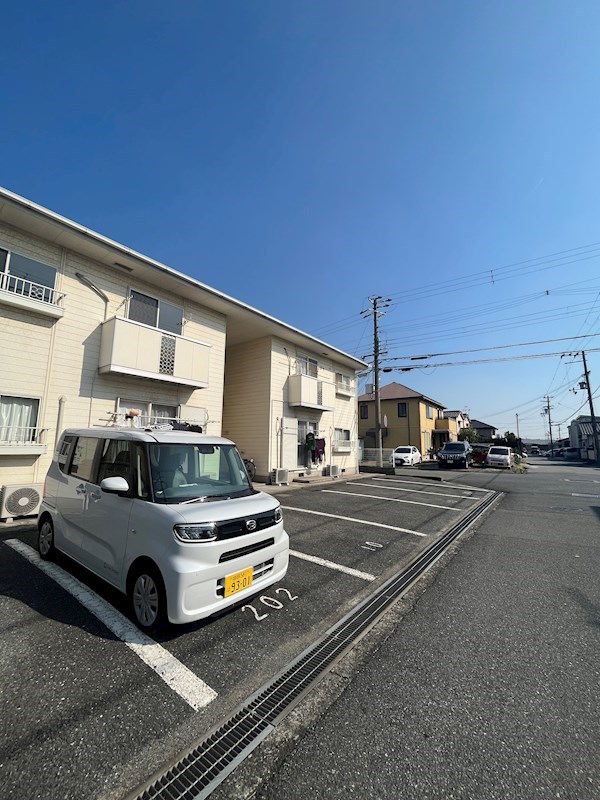 【姫路市広畑区才のアパートの駐車場】