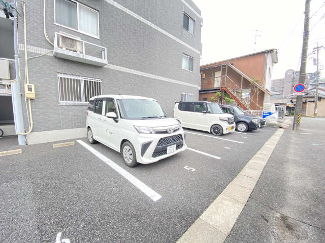 【メゾン西町の駐車場】