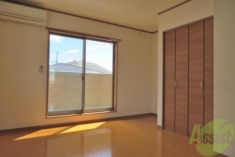 居室・リビング　角部屋となっておりますので、明るく風通しのいいです。