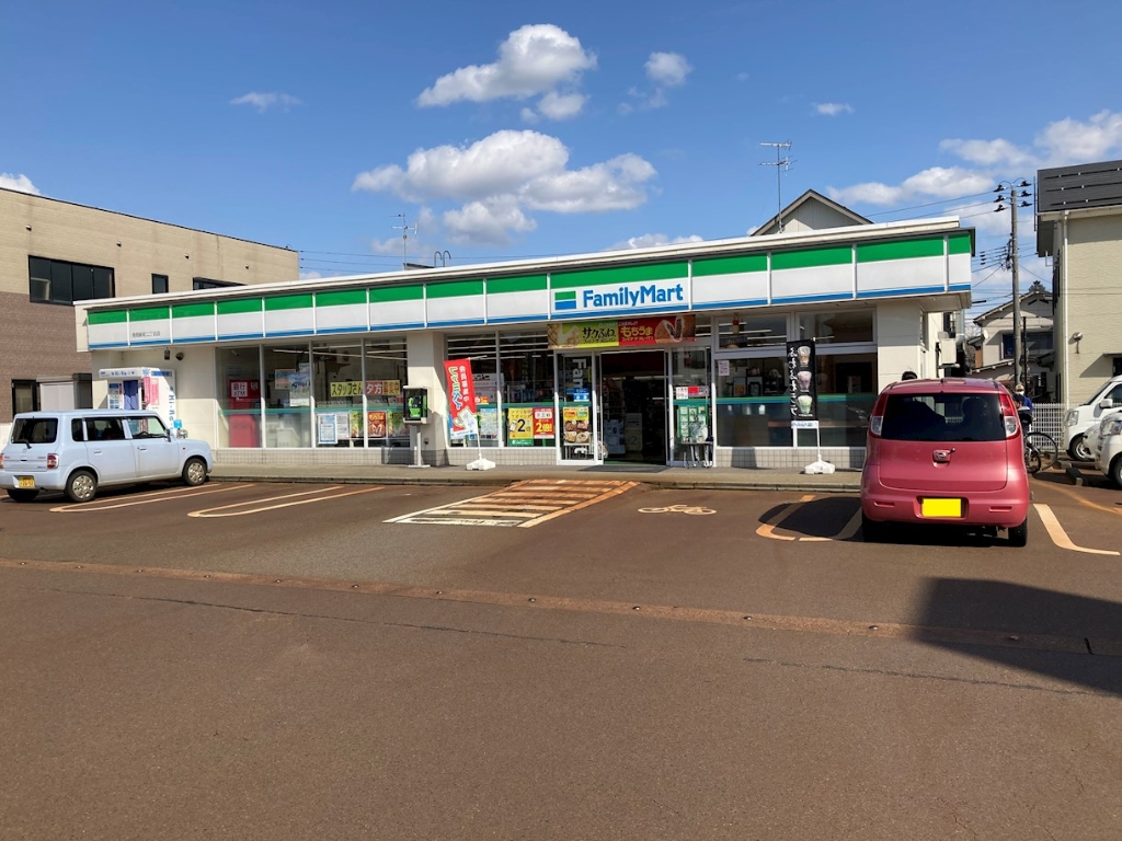 コンビニ　ファミリーマート 長岡新町二丁目店（コンビニ）まで651m