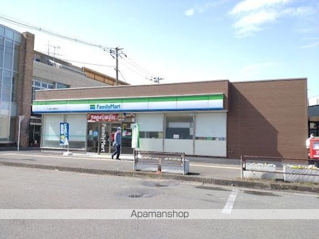 コンビニ　ファミリーマート（コンビニ）まで730m