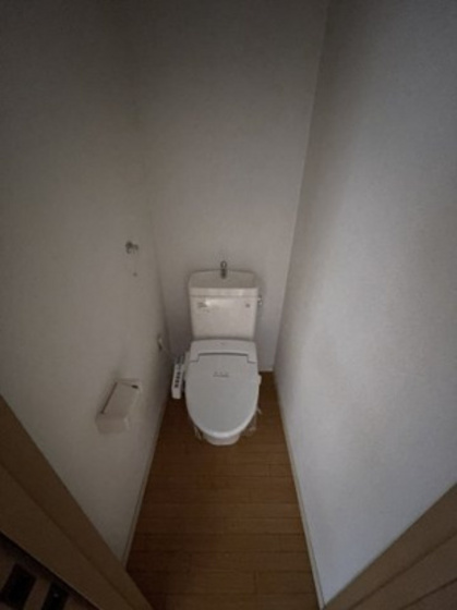 トイレ　別号室写真です