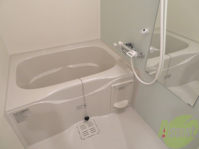 バス・シャワールーム　バスルームは狭すぎず、シャワーも浴びやすそうです。