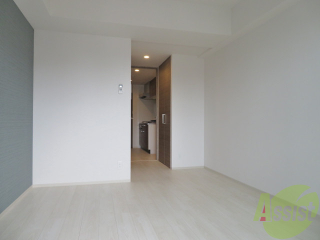 居室・リビング　７帖の洋室です。広々として、きれいですね。