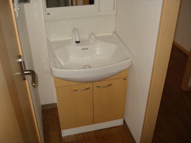 洗面設備　明るい洗面所です