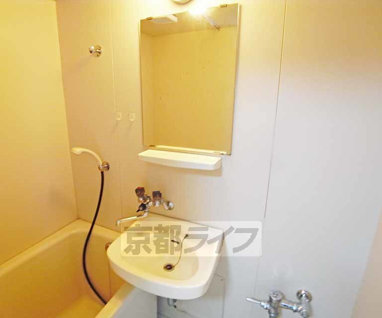 洗面設備　きれいな洗面台です