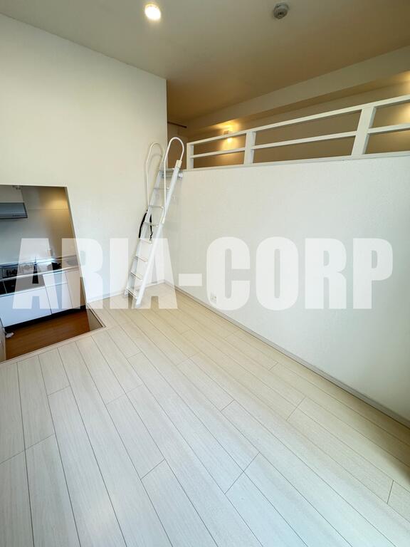 居室・リビング　広々としたお洒落な空間！天井高さのある開放的なお部屋です♪