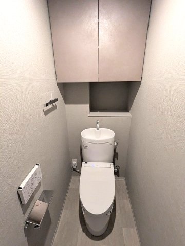 トイレ　洗面室と独立した温水洗浄便座、ペーパーホルダーにスマホストレ