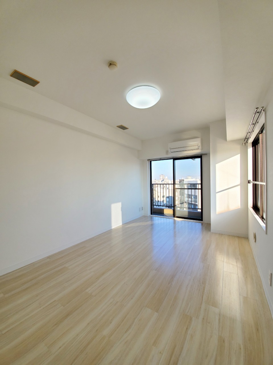 居室・リビング　内装フルリノベーション済み