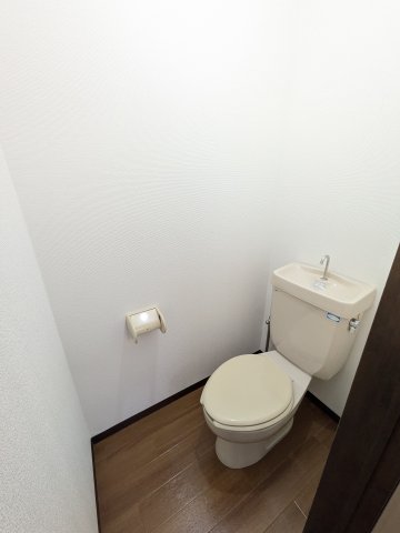 トイレ　※別号室の写真です。現況優先となります。