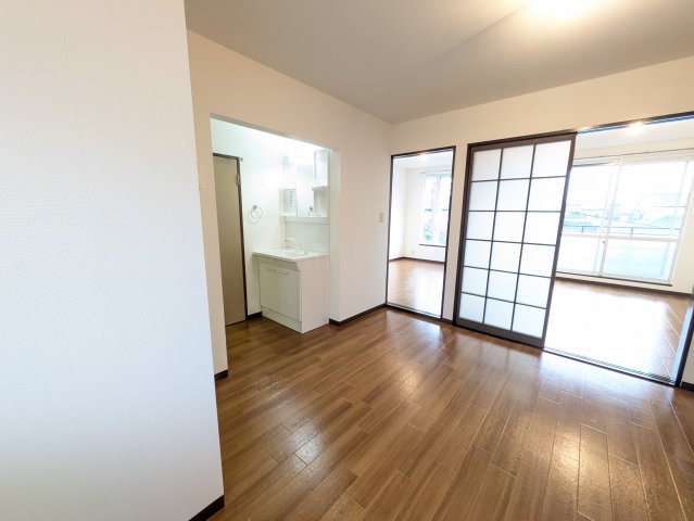 居室・リビング　※別号室の写真です。現況優先となります。