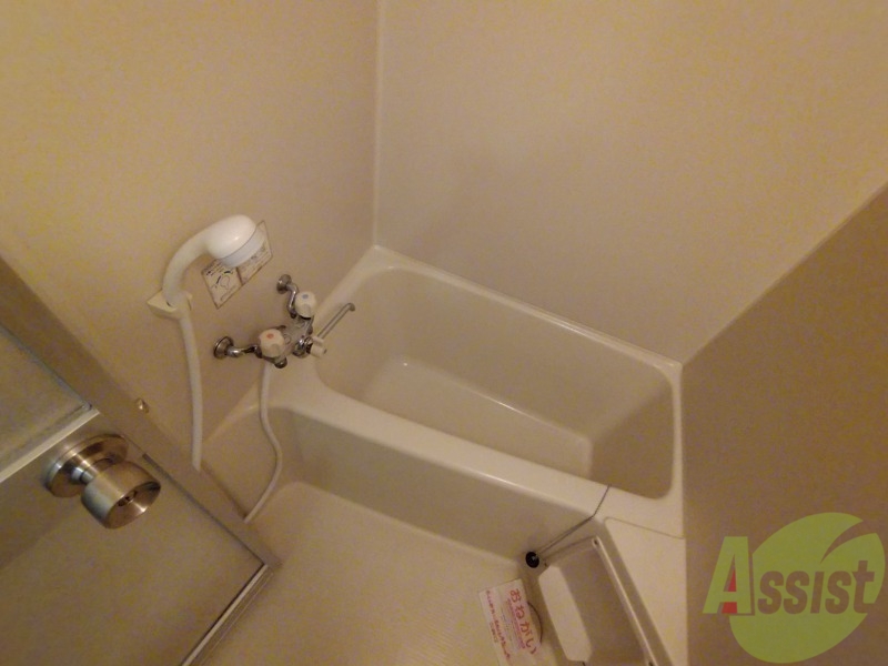 バス・シャワールーム　バスルームはこちらです。広々としてゆったり休めます。