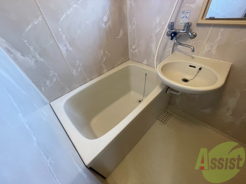 バス・シャワールーム　広いバスタブは足も伸ばせていいですね。