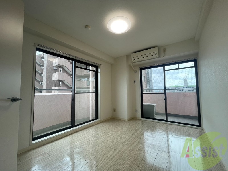 居室・リビング　とても大きな窓で、光がたくさん差し込みますね。