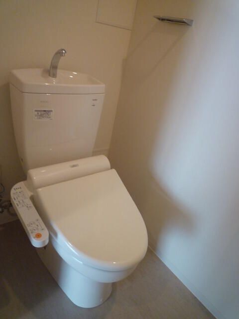 トイレ　落ち着いた色調のトイレです