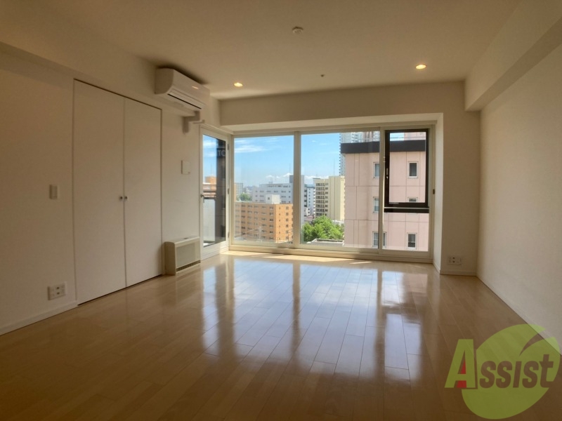 居室・リビング　１６帖の洋室です。広々として、きれいですね。