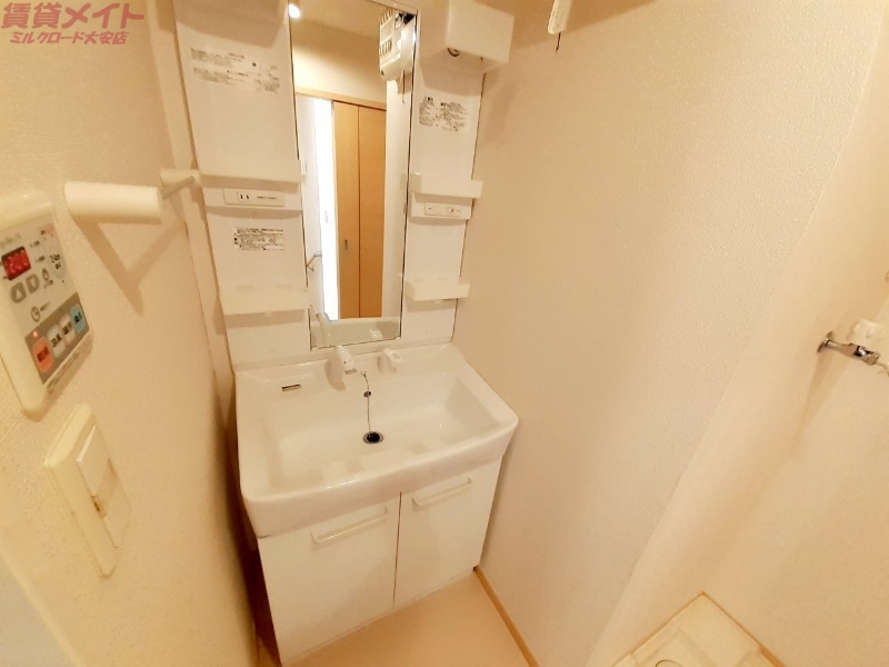 洗面設備　別部屋参考写真です。