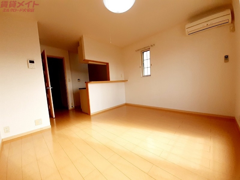 居室・リビング　別部屋参考写真です。