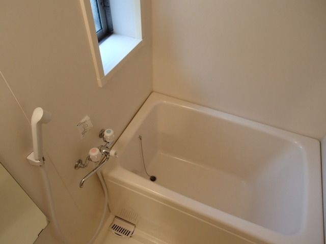 バス・シャワールーム　窓付きバス