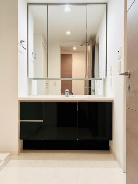 洗面設備　明るい洗面所です